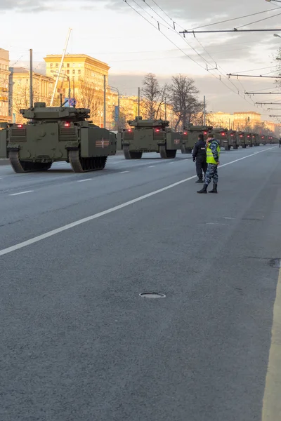 MOSCOW - MAY 4, 2015: Military vehicles on Leningradsky Prospekt — Stock Photo, Image