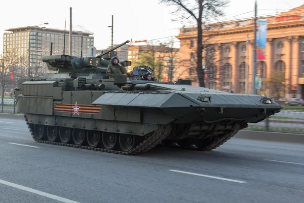 MOSCOW - MAY 4, 2015: Military vehicles on Leningradsky Prospekt — Stock Photo, Image