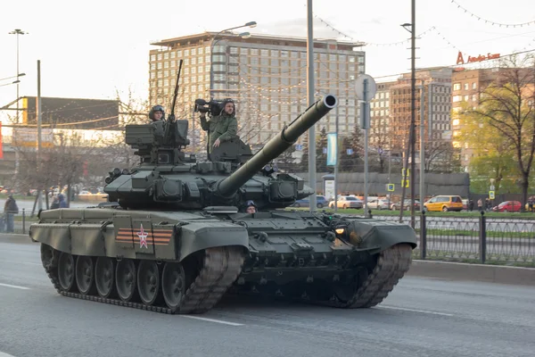 MOSCOW - MAY 4, 2015: Military vehicles on Leningradsky Prospekt — Stock Photo, Image