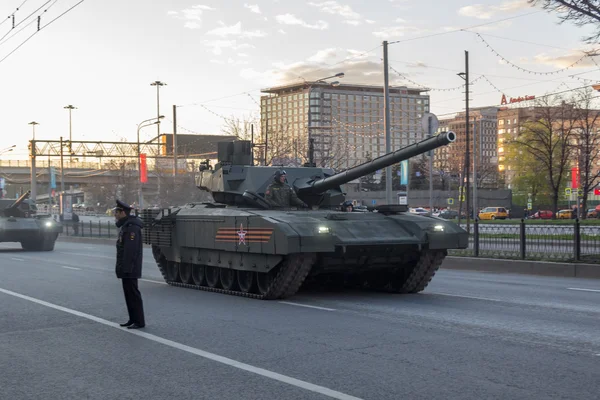 Moskva - 4 května 2015: Vojenská vozidla na Leningradsky Prospekt — Stock fotografie