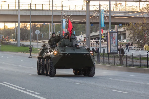 Moskva - 4 května 2015: Vojenská vozidla na Leningradsky Prospekt — Stock fotografie