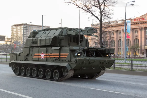 Москва - 4 травня 2015: Військових транспортних засобів на Ленінградський проспект — стокове фото