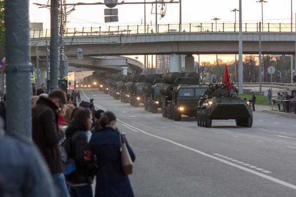 MOSCOW - 4 de maio de 2015: Veículos militares em Leningradsky Prospekt — Fotografia de Stock