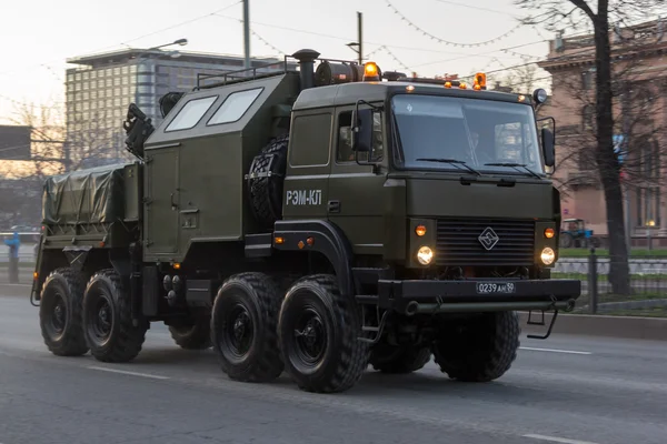 Leningradsky プロスペクトにモスクワ - 2015 年 5 月 4 日: 軍用車両 — ストック写真