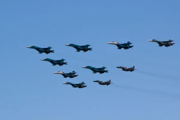 MOSCÚ - 5 DE MAYO DE 2015: aviones de guerra cumplen acrobacias preparadas para la — Foto de Stock