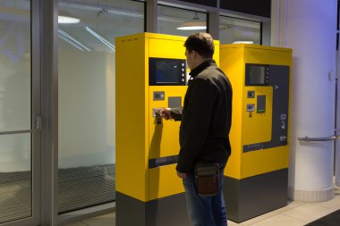 Adam makine alışveriş merkezinin Otopark park öder