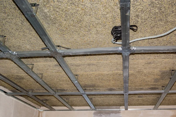 Cadre de plafond suspendu, câblage électrique et panneau de fibres — Photo