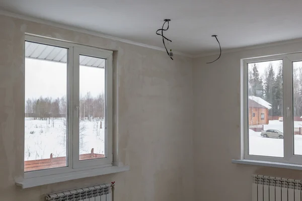 Áspera capa de suelo de la habitación con dos ventanas — Foto de Stock