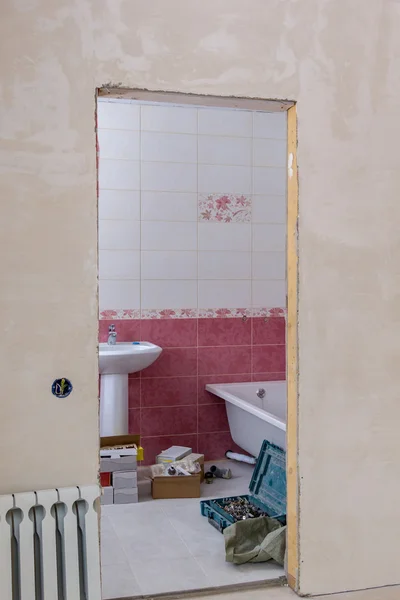 Vista del baño a través de la puerta en el sitio de construcción — Foto de Stock