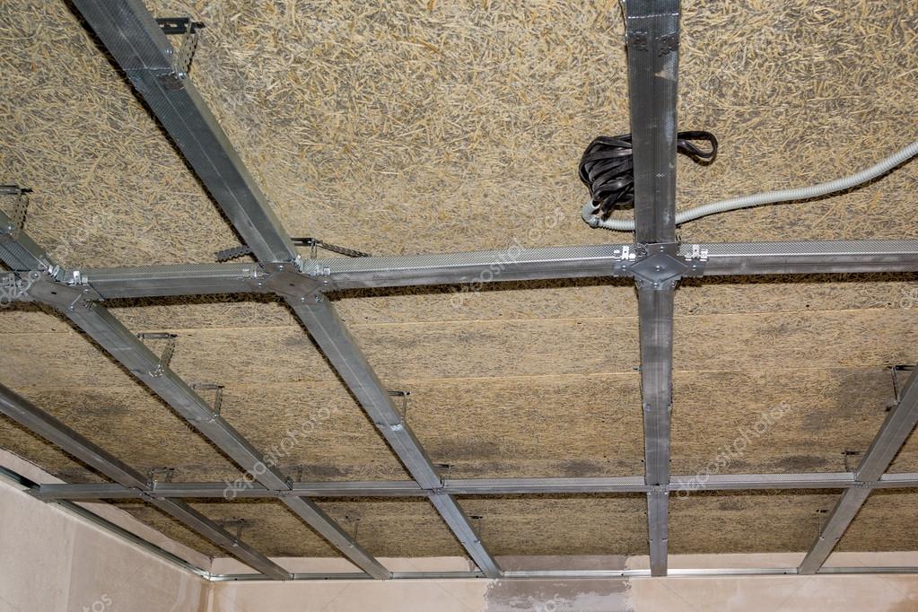 Cornice di controsoffitto, cavi elettrici e fibra di legno — foto ... Impianto elettrico controsoffitto