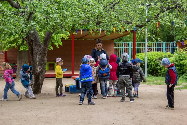 Kinderen sportieve gebeurtenis in de kleuterschool — Stockfoto