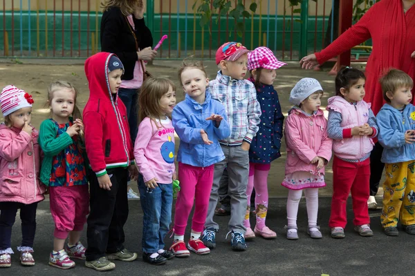 Grupa dzieci w wieku przedszkolnym oglądać show w przedszkolu — Zdjęcie stockowe