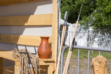 Gladyatör net ve trident üzerinde ahşap Bank