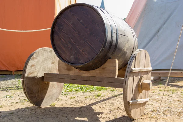 Ancient wooden cart with wooden barrel — Stock Photo, Image