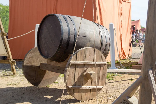 Ancient wooden cart with wooden barrel — Stock Photo, Image