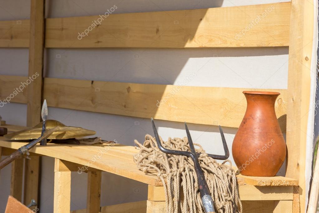 Red de gladiadores y tridente en banco de madera — Foto de stock