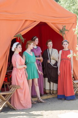 Antik Roma kostümleri beş kadın