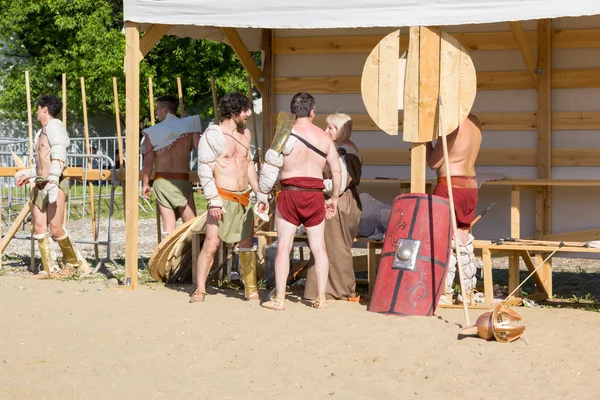 Antichi gladiatori romani nell'arena che si preparano alla battaglia — Foto Stock