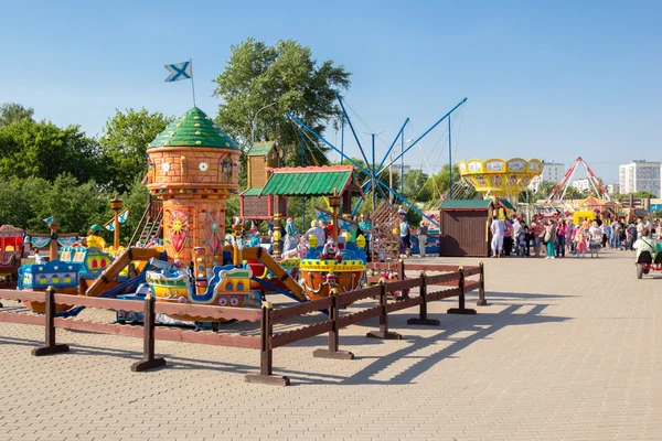 Carrossel de crianças em parque de diversões de cidade — Fotografia de Stock