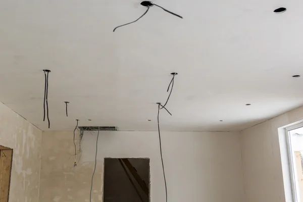 Trous et câblage pour projecteur de plafond inachevé — Photo