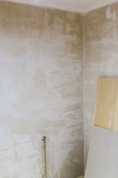 Tuberías de calefacción en la pared enlucida del edificio residencial — Foto de Stock