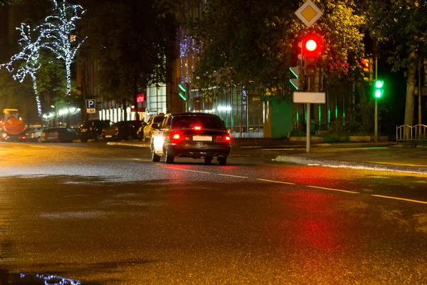 araba trafik lambasından gece durdu.