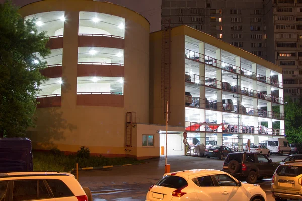 Multipiano luminoso parcheggio di notte — Foto Stock