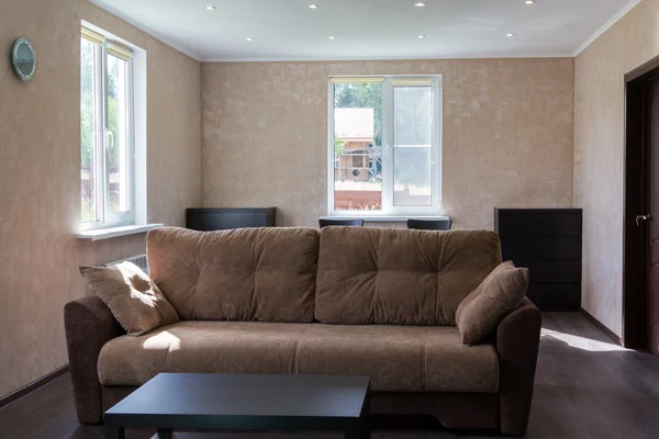 Sofa im Wohnzimmer eines Landhauses — Stockfoto