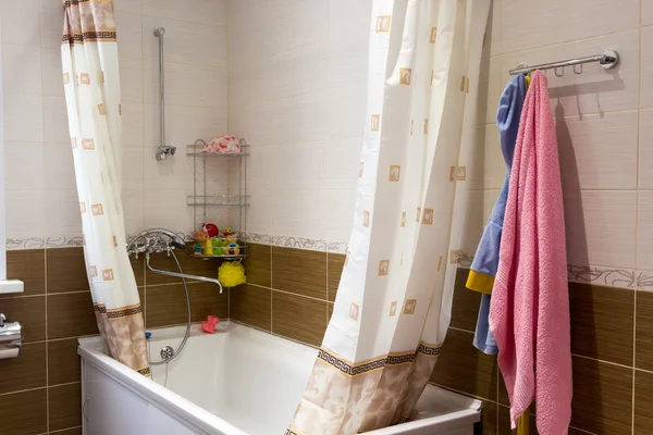Badkamer met roze handdoek en een kind badjas — Stockfoto