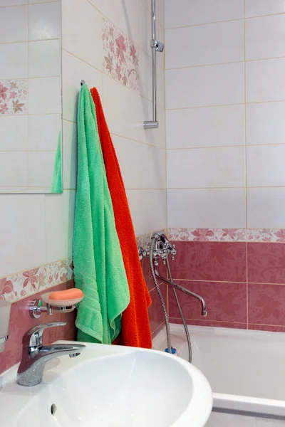 Toallas multicolores sobre el lavabo en el baño —  Fotos de Stock