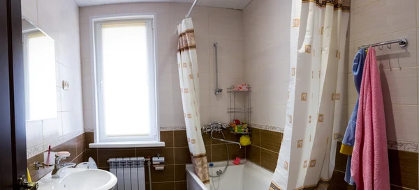 Badkamer met roze handdoek en een kind badjas — Stockfoto