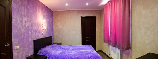 ライラックの色合いの寝室のベッド — ストック写真