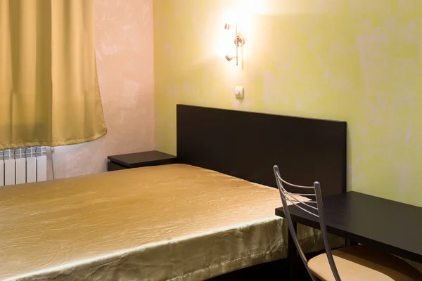 Bett im Schlafzimmer in Gelbtönen — Stockfoto