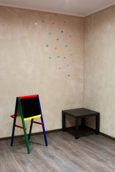 Kinder-Kreidetafel an einer Wand mit bemalten Schmetterlingen — Stockfoto