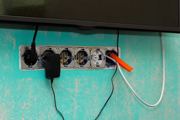 Mutfak kelepçe kullanarak anten kablosu tamiri — Stok fotoğraf