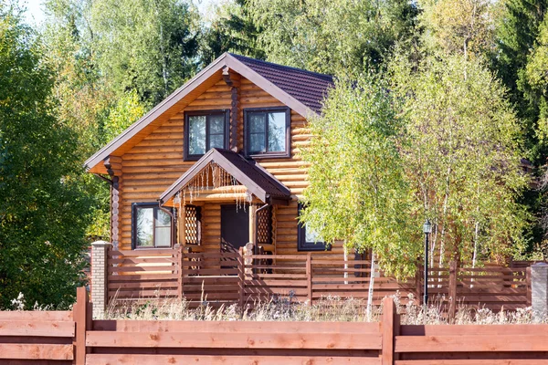 Log casa entre as árvores na floresta — Fotografia de Stock