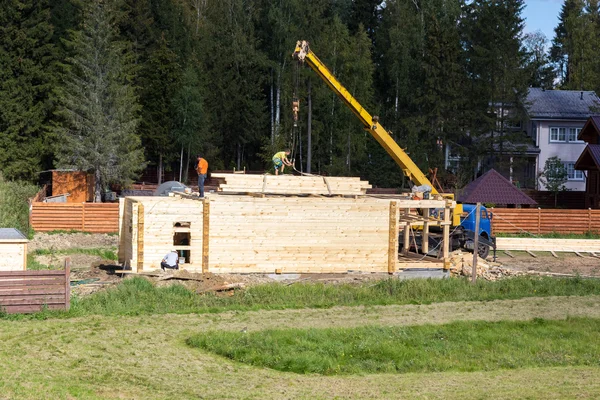 Crane unosi deski na budowę domu — Zdjęcie stockowe