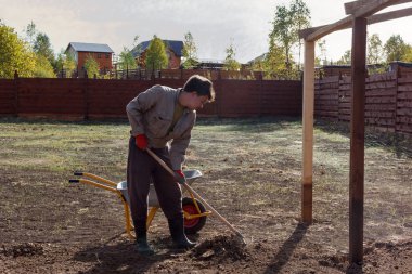 bir komisyon ile adam leveles yere