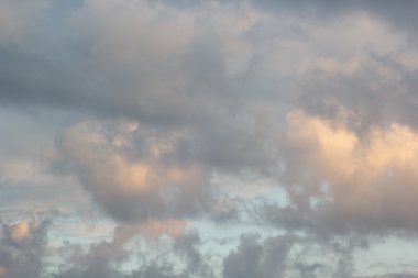 gün batımından önce akşam gökyüzünde kümülüs bulutlar