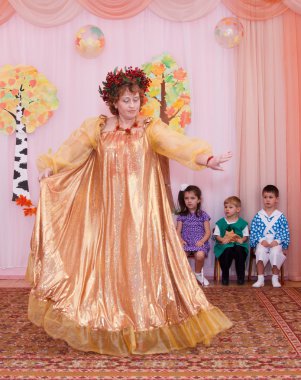 Sonbahar dansları çocuklar için tatile giyimli kadın