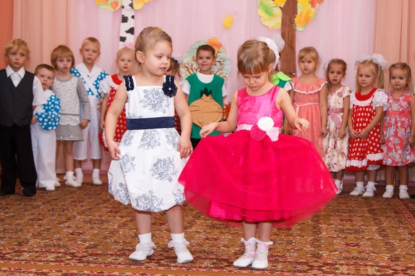 Två flickor i eleganta klänningar läsa poesi på barnens holiday — Stockfoto