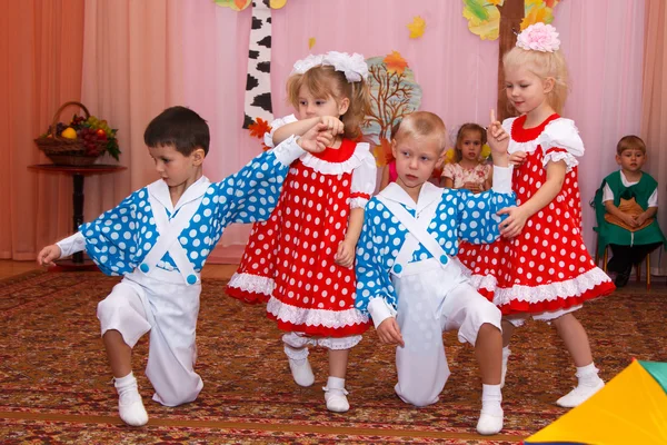 Two couples children dancing in the children's holiday — Stock Photo, Image