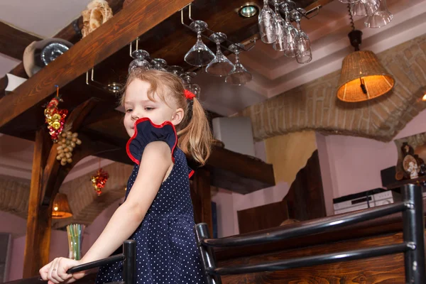 Menina de pé na cadeira no bar — Fotografia de Stock