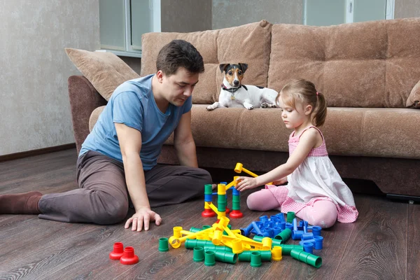 아버지와 딸은 공 슬라이드 타워를 구축 한다. — 스톡 사진