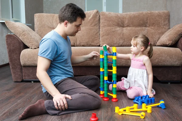 아버지와 딸은 공 슬라이드 타워를 구축 한다. — 스톡 사진