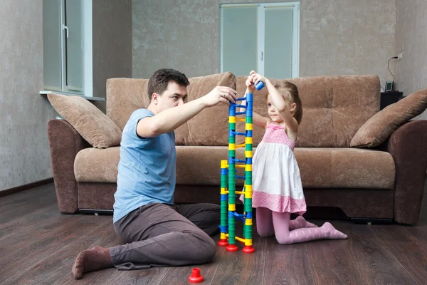 Far och dotter bygga ball bild tornet — Stockfoto