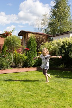 güzel çiçek açan bahçede dans kızı
