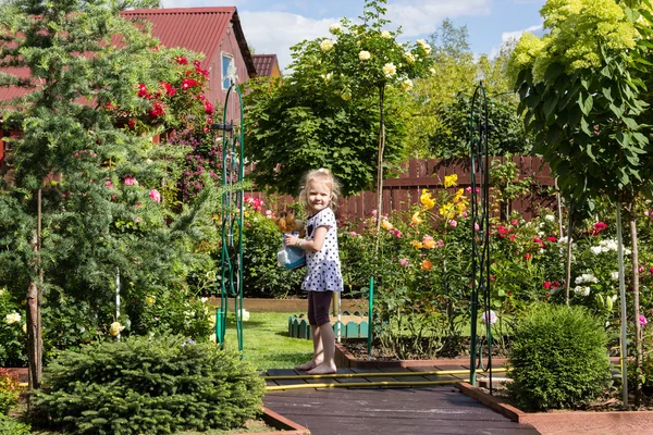 Chica caminando en camino en hermoso jardín —  Fotos de Stock