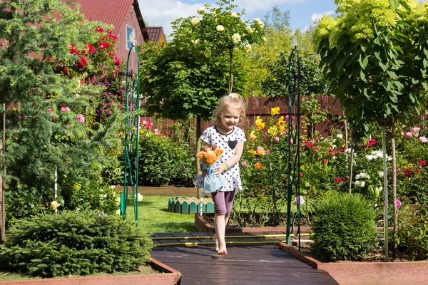 Chica caminando en camino en hermoso jardín —  Fotos de Stock