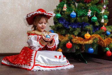 Noel top tutan karnaval kılık küçük kız